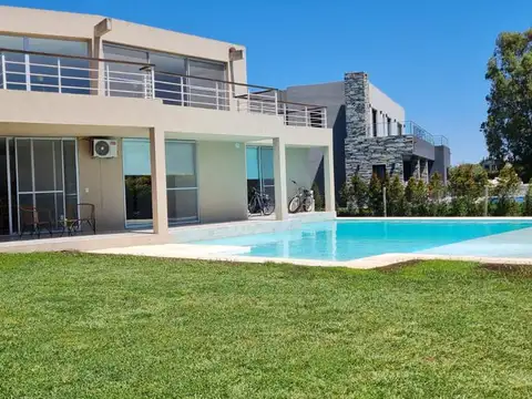Casa en alquiler anual sobre lote interno en Haras Santa Maria  Barrio El Atardecer