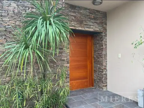 Casa en venta en Los Sauces, lote interno, Nordelta.