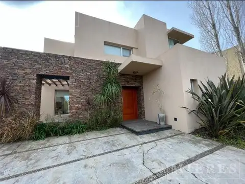 Casa en venta en Los Sauces, lote interno, Nordelta.