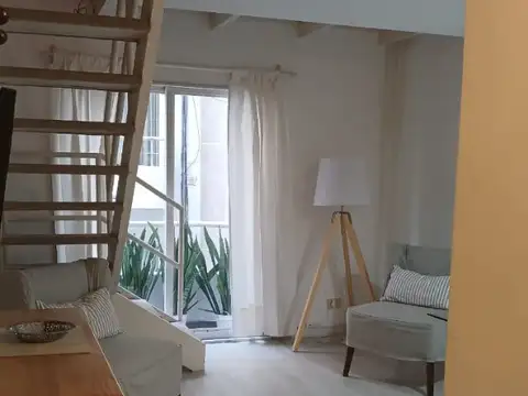 Departamento duplex de 1 dormitorio equipado.