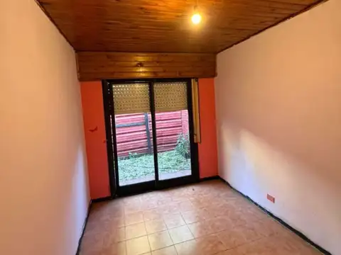 Casa tipo PH tres ambientes en San Justo con patio