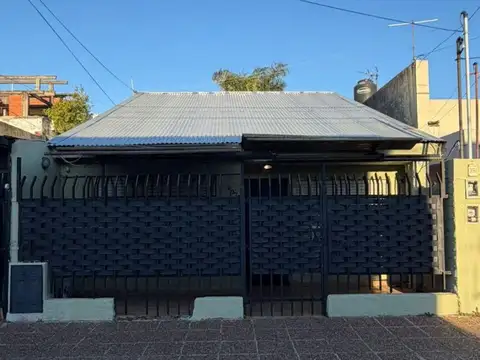 Casa tipo PH tres ambientes en San Justo con patio