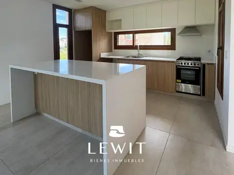 Casa en Alquiler con 2 cocheras