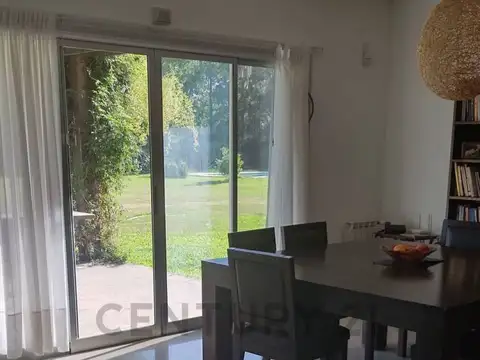 Casa moderna en un excelente entorno, ubicada en Abasto, a media hora de La Plata y 20´de Cit...