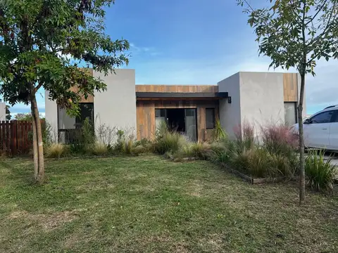 Casa  en Alquiler en Santa Lucia, Pilar del Este, Pilar