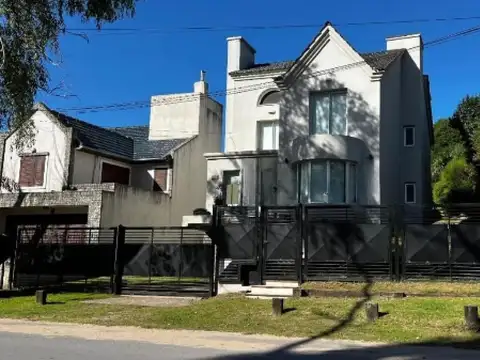 Casa en venta - 4 Dormitorios 3 Baños - Villa Gesell