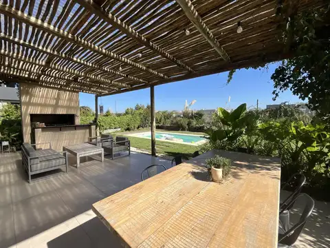 Casa 5 ambientes con 4 baños