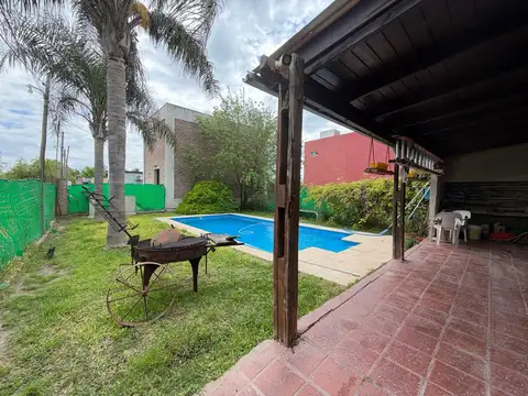 VENTA CASA EN ESQUINA 3 DORMI ROLDAN