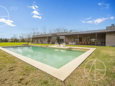 Casa en venta 5 dormitorios   sauna   cancha de tenis en Barrio Privado Loma Escondida.