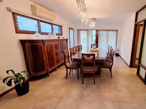 Casa 8 ambientes con 4 baños