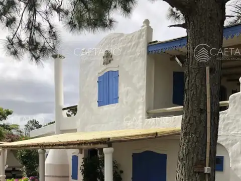 Alquiler temporal casa 5 dormitorios más dependencia la barra. 