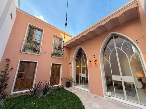 Venta casa de pasillo de tres dormitorios reciclada con jardín y pileta en Zona Río, Rosario
