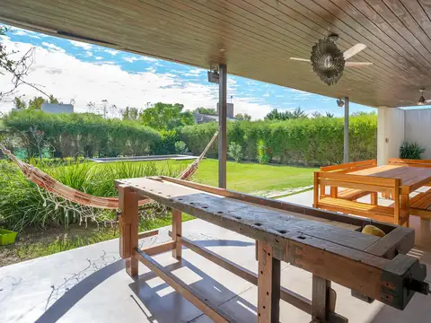 Casa en Alquiler con 2 cocheras