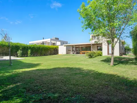 Casa en Alquiler en Puerto Roldan, USD 2.500