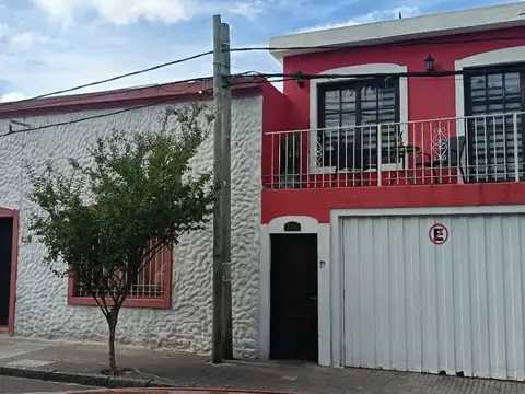 Casa en venta c/ cochera en Centro