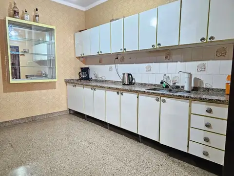 Casa con Local en Venta sobre Patricio Diez