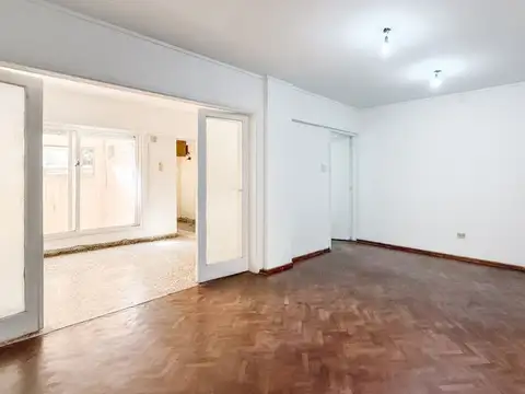 VENTA. Departamento 2 dormitorios con patio. Rosario