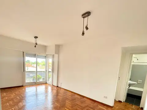 Acassuso, Muy lindo depto de 2 Ambientes con Balcón, Muy Luminoso. Pintado. Excelente Estado.