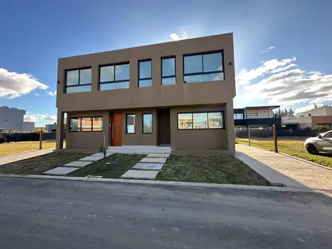 VENTA CASA TIPO DUPLEX 4 AMB. EN PILAR BARRIO SPRINKPARK A ESTRENAR  CON PARRILLA