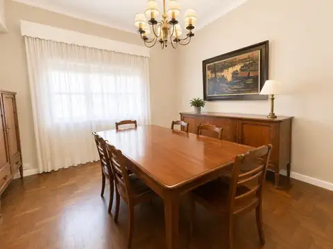 VENTA CASA 4 AMBIENTES CON PARQUE  Y COCHERA EN BANFIELD