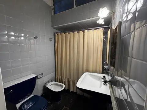 VENTA CASA 4 AMBIENTES CON PARQUE  Y COCHERA EN BANFIELD