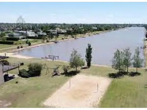 PUERTO ROLDÁN. HERMOSO LOTE SOBRE EL LAGO. -