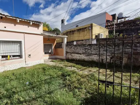OPORTUNIDAD A RECICLAR POR COMPLETO !! PH EN VENTA DE 3 AMBIENTES CON JARDÍN AL FRENTE