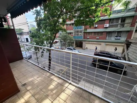 Excelente dos ambientes amplio con balcón al frente
