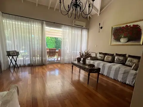 Casa 6 ambientes con 4 baños