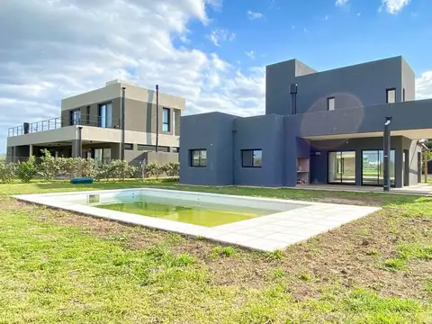 Venta Casa a Estrenar Pileta Interno San Sebastian