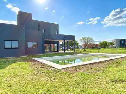 Casa en Venta en Countries y Barrios Cerrados en Pilar, USD 170.000