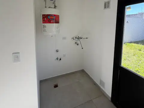 CASA EN PH A ESTRENAR - 2 DORM - PATIO VERDE - RADIADORES