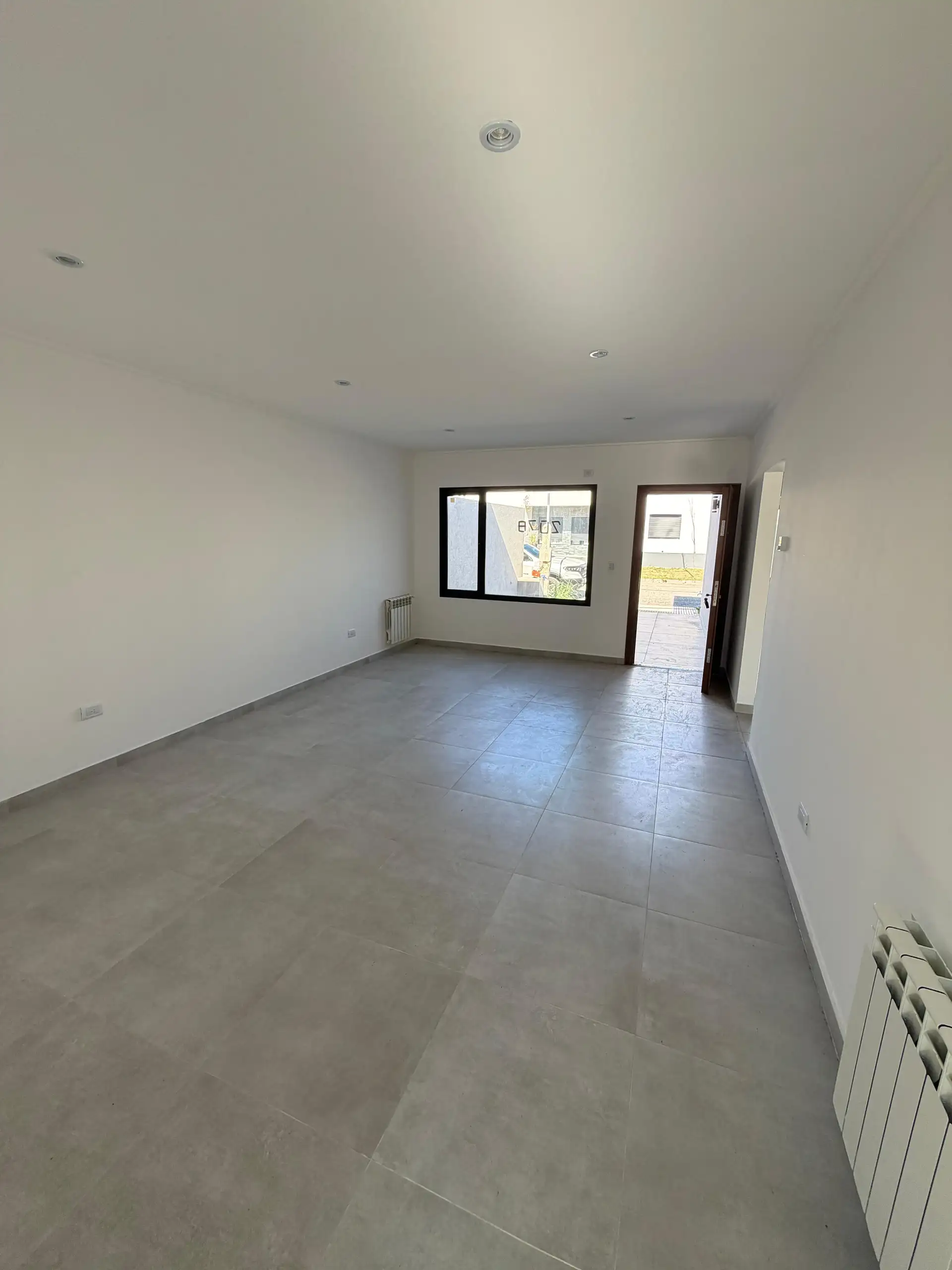 Casa a estrenar 2 dorm 82m² con patio verde — Barrio Hipódromo, Tandil