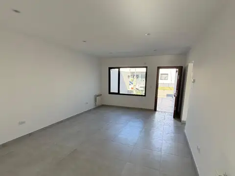 CASA EN PH A ESTRENAR - 2 DORM - PATIO VERDE - RADIADORES