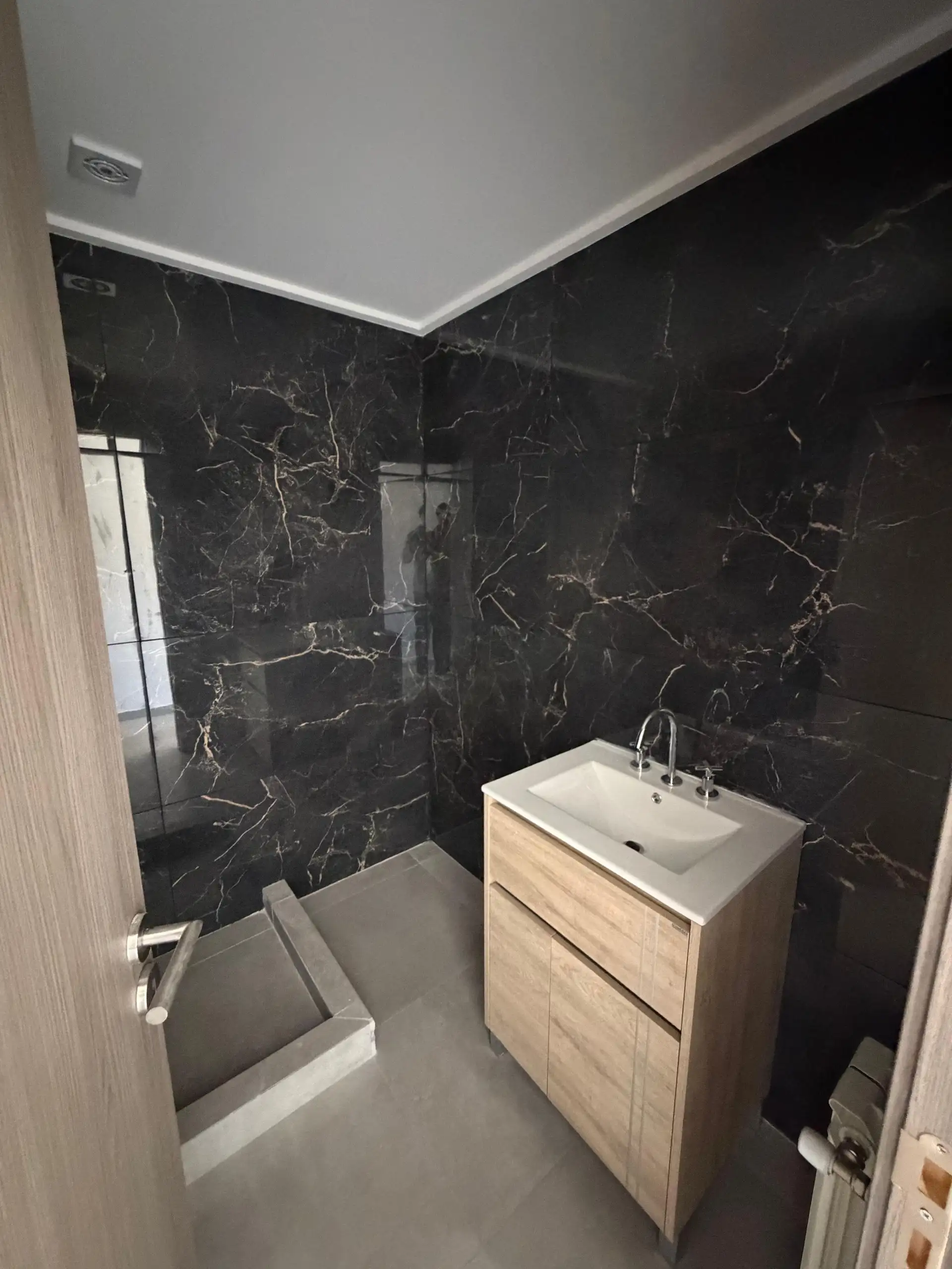 Casa a estrenar 2 dorm 82m² con patio verde — Barrio Hipódromo, Tandil