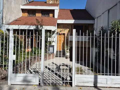 Casa de 4 ambientes con garage, quincho, jardin y terraza