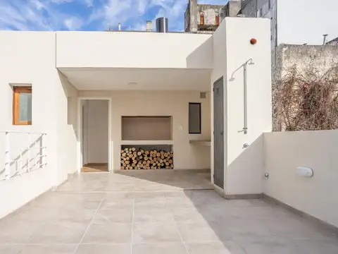 Casa de pasillo RECICLADA de 3 dormitorios con patio y terraza con parrillero