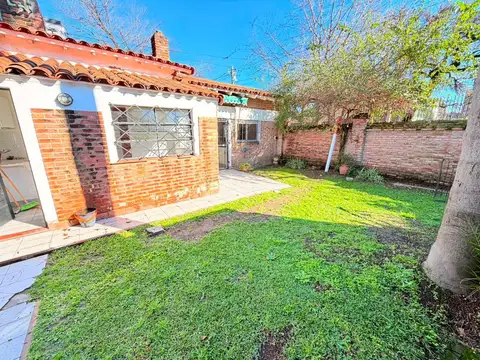Casa en Alquiler con 2 cocheras