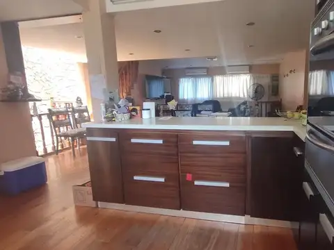 Casa 5 ambientes con 3 baños