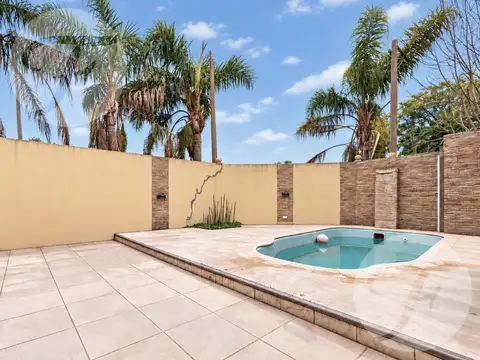 CASA EN ESQUINA CON 3 DORMITORIOS, PILETA Y QUINCHO A 3 CUADRAS DE LAS BARRANCAS – SAN PEDRO