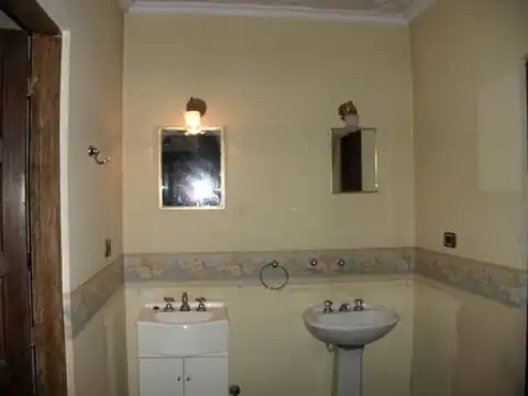 CASA DE ONCE DORMITORIOS  SOBRE LOTE PROPIO EN EL CENTRO DE VILLA BALLESTER