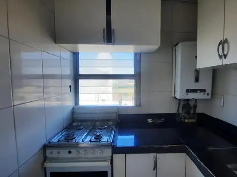 Venta en San Cristóbal. Departamento de 3 Ambientes. Piso alto. Todo luz.