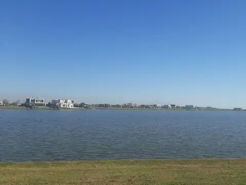 Venta| Lote al lago central en Barrio Muelles