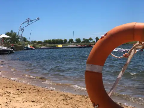 Venta| Lote al lago central en Barrio Muelles