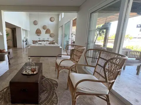 Casa 6 ambientes con 4 baños