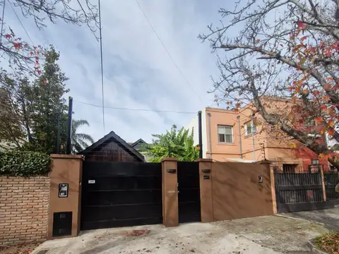 EXCELENTE PH CON 2 DORMITORIOS, BANO COMPLETO, JARDIN, AMPLIA COCINA, S/EXPENSAS