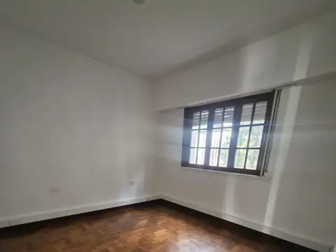 EXCELENTE PH CON 2 DORMITORIOS, BANO COMPLETO, JARDIN, AMPLIA COCINA, S/EXPENSAS