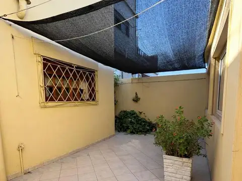 PH 3 ambientes en planta baja con garage, patio y quincho con baño ? Villa Bosch centro