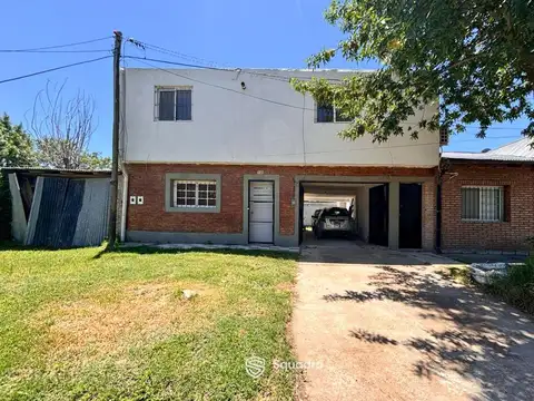 VENTA - 3 casas construidas en un mismo lote de 197,90 m2. Desarrolladas en dos plantas. Ibarlucea.