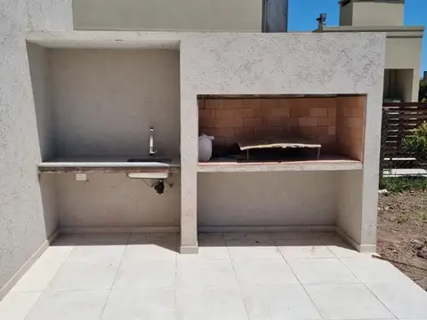 Casa 4 ambientes con 2 baños